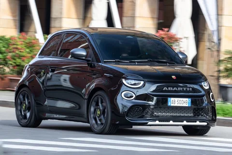 Abarth 500 500e Urban 2023 view 4