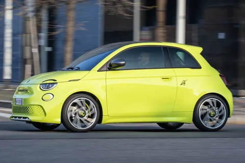Abarth 500 500e Urban 2023 view 3