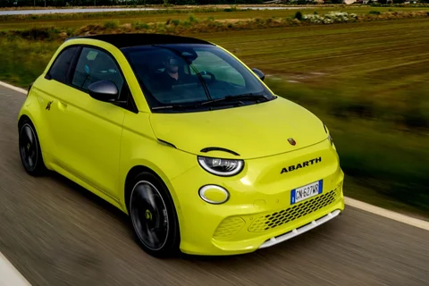Abarth 500 500eC Urban 2023 view 2