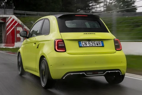 Abarth 500 500eC Urban 2023 view 3