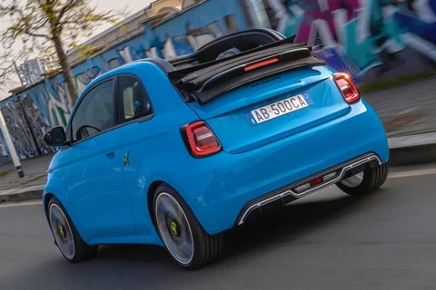Abarth 500 500eC Urban 2023 view 4