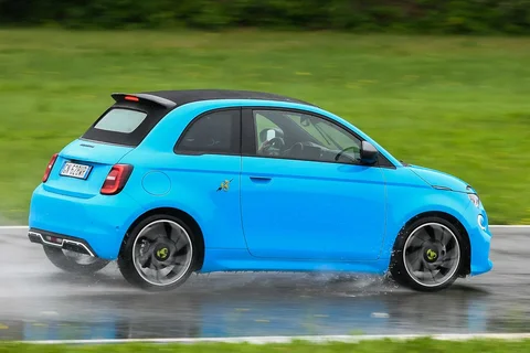 Abarth 500 500eC Urban 2023 view 5