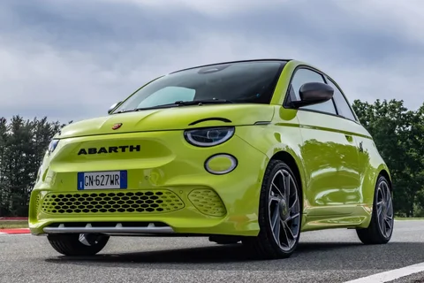 Abarth 500 500eC Urban 2023 view 6