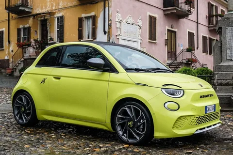 Abarth 500 500eC Urban 2023 view 7
