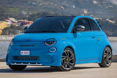 Abarth 500 500eC Urban 2023 view 9