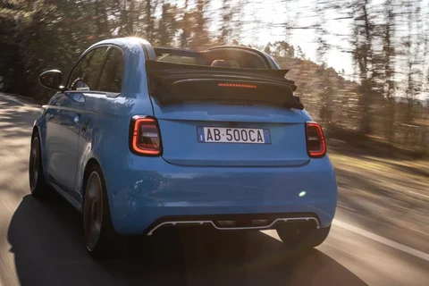 Abarth 500 500eC Urban 2023 view 10