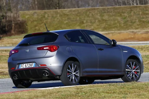 Alfa Romeo Giulietta 2.0 JTDm 150 Super 2016 view 10