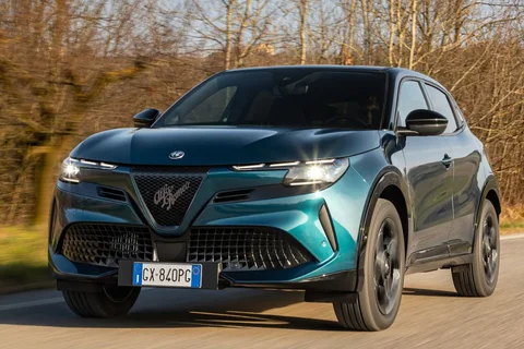 Alfa Romeo Junior Ibrida 2024 view 2