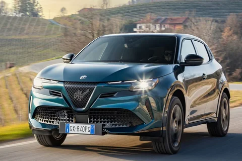 Alfa Romeo Junior Ibrida 2024 view 3
