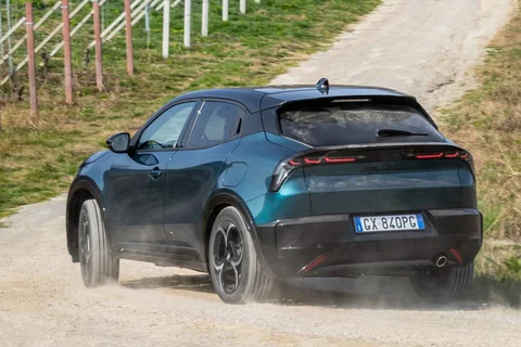 Alfa Romeo Junior Ibrida 2024 view 7