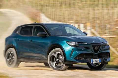 Alfa Romeo Junior Ibrida 2024 view 8