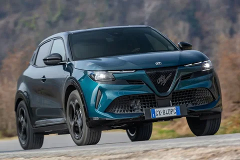 Alfa Romeo Junior Ibrida 2024 view 9