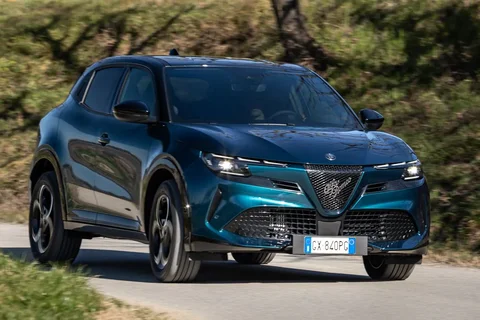 Alfa Romeo Junior Ibrida 2024 view 10