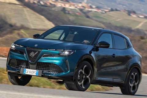 Alfa Romeo Junior Ibrida 2024 view 11