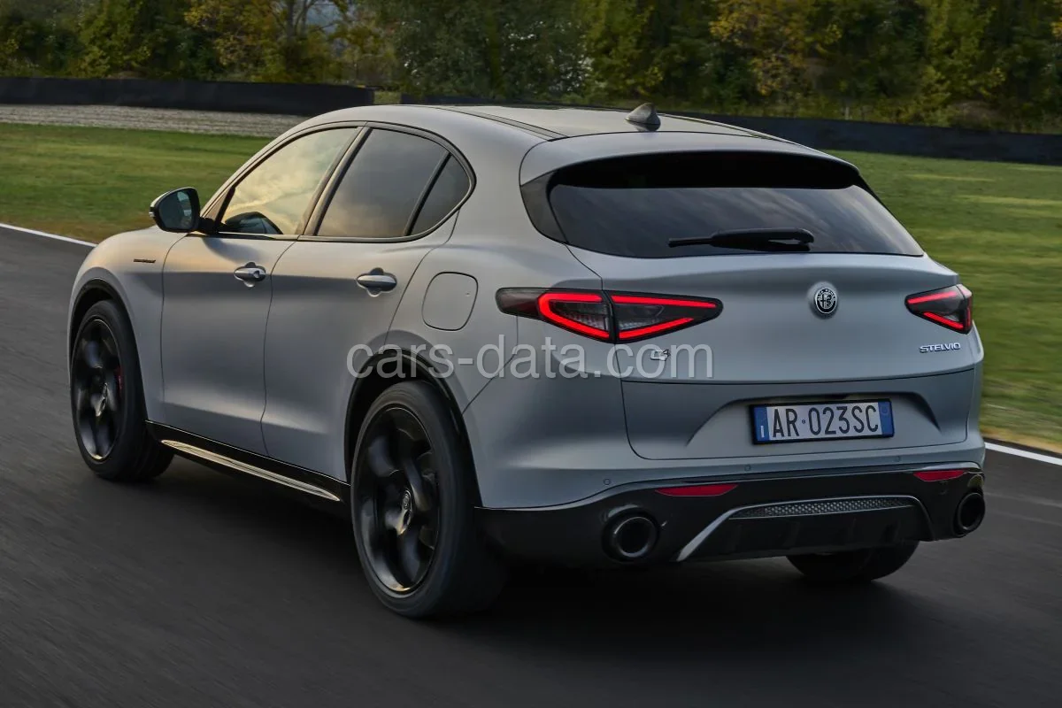 Alfa Romeo Stelvio Quadrifoglio 2023 front view
