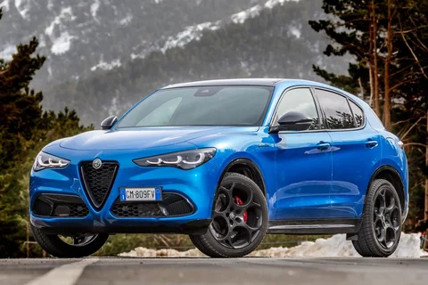 Alfa Romeo Stelvio Quadrifoglio 2023 view 2
