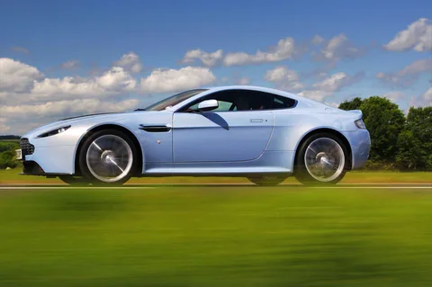 Aston Martin Vantage V12 Vantage Coupé 2010 view 8