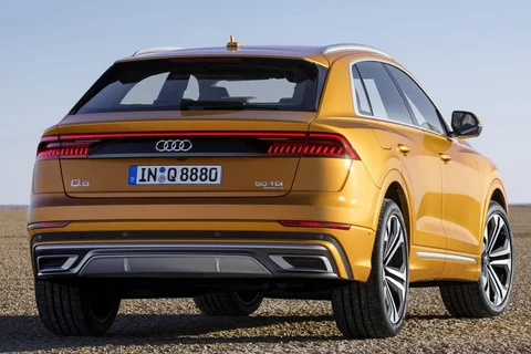 Audi Q8 45 TDI quattro 2019 view 3