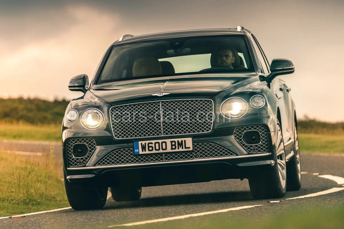 Bentley Bentayga V8 Azure 2023 front view