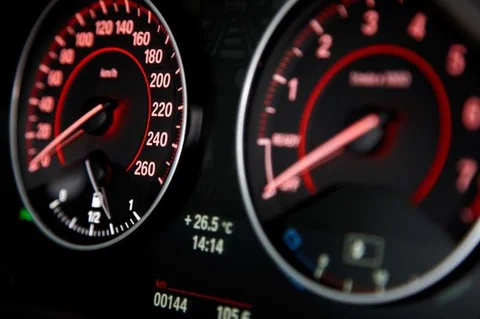 BMW 1-Series 114d High Executive 2013 view 4