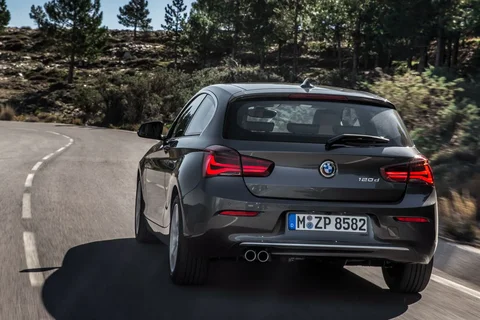 BMW Serija 1 118i EfficientDynamics 2015 view 3