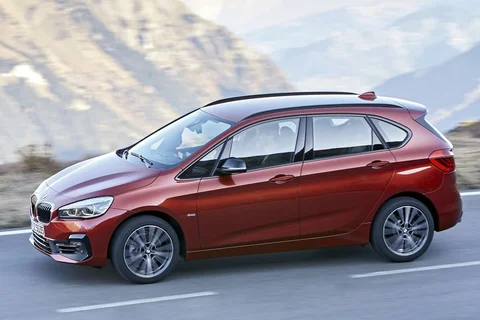 BMW 2er Tourer 220d Active Tourer 2018 view 2