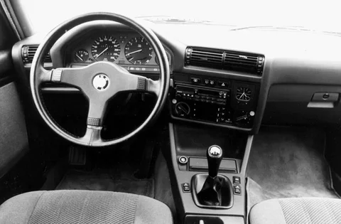 BMW 3-Series 320i Cabrio 1987 view 2