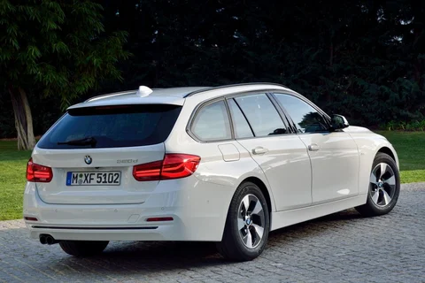 BMW 3-Series 330d Touring 2015 view 2