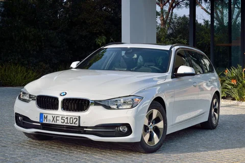 BMW 3-Series 330d Touring 2015 view 3