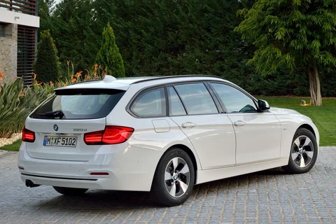 BMW 3-Series 330d Touring 2015 view 5