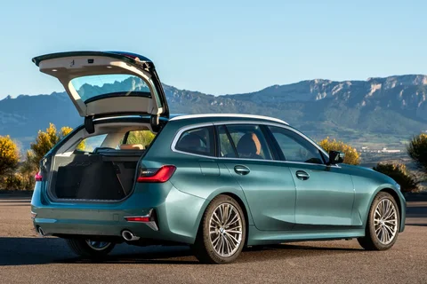BMW Řada 3 320e Touring 2021 view 2