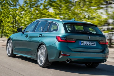 BMW Řada 3 320e Touring 2021 view 3