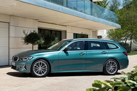 BMW Řada 3 320e Touring 2021 view 4