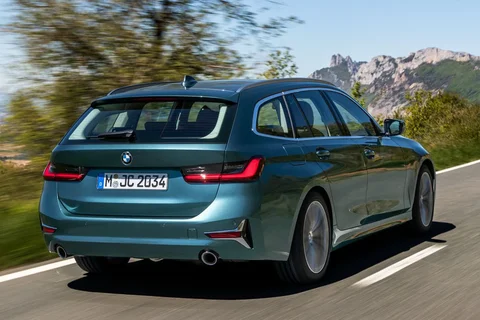 BMW Řada 3 320e Touring 2021 view 5
