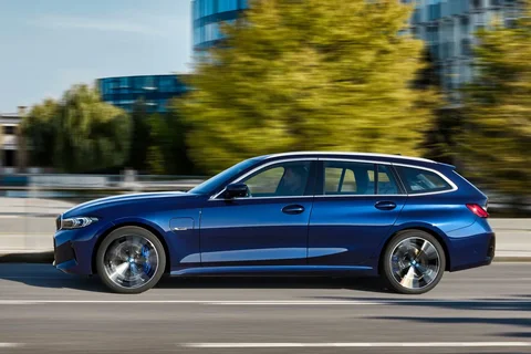 BMW 3er 318d Touring 2022 view 3