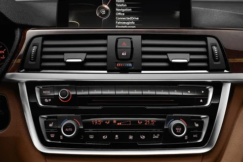 BMW 4er 420i Coupé 2016 view 4