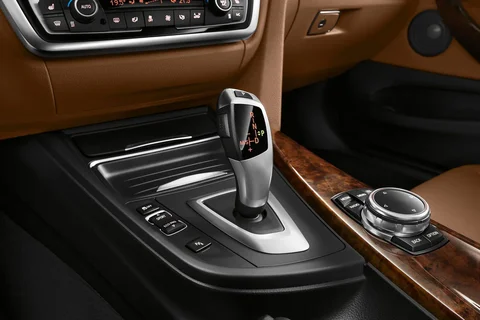 BMW 4er 420i Coupé 2016 view 5