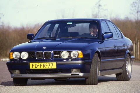 BMW 5-Series M5 1989 view 3