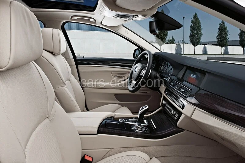 BMW Řada 5 550i Touring High Executive 2011 front view