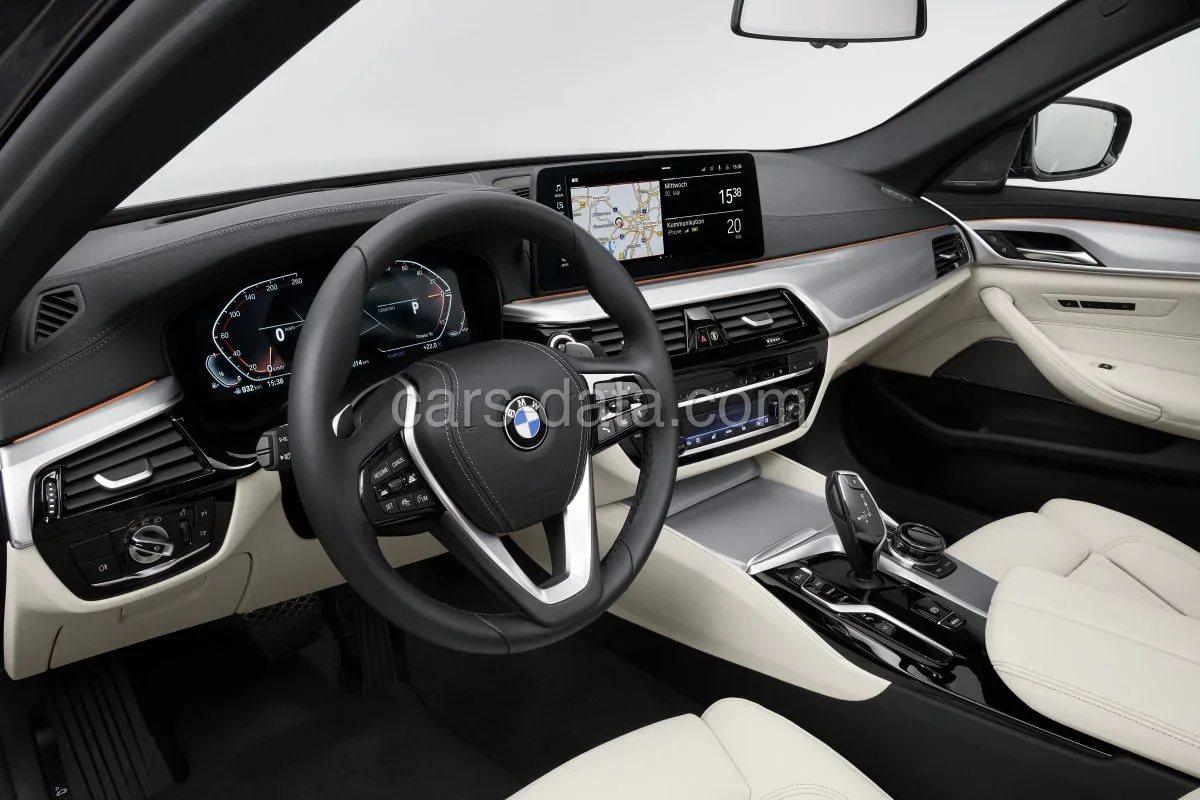 BMW 5er 520d Touring 2020 front view