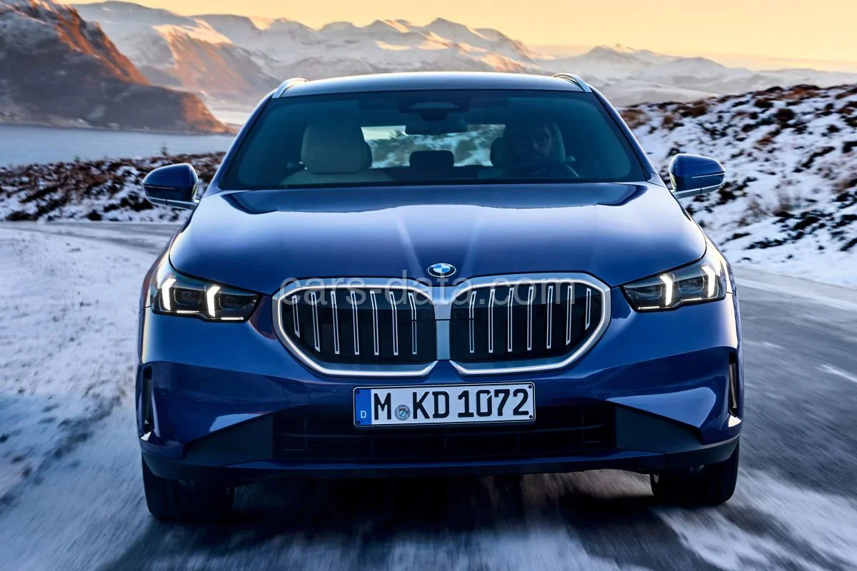 BMW 5-Series 520d Touring 2024 front view