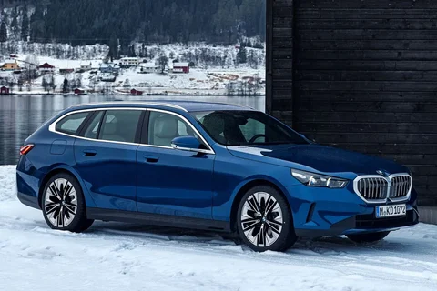 BMW 5-Series 520d Touring 2024 view 2