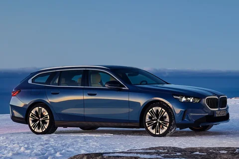 BMW 5-Series 520d Touring 2024 view 4