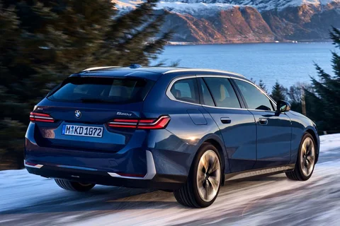 BMW 5-Series 520d Touring 2024 view 5