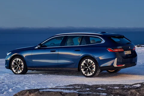 BMW 5-Series 520d Touring 2024 view 8