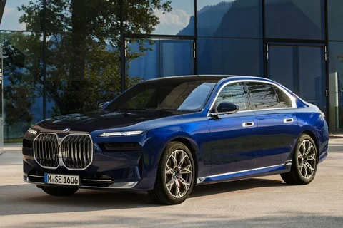 BMW 7er 750e xDrive 2022 view 2