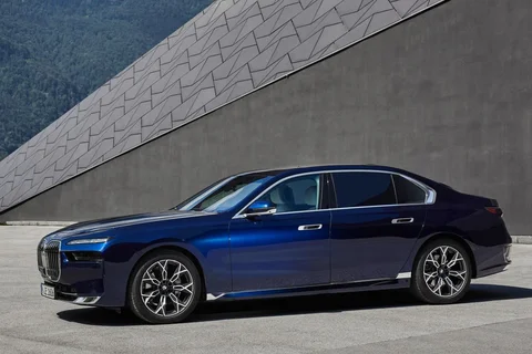 BMW 7er 750e xDrive 2022 view 3
