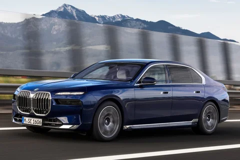 BMW 7er 750e xDrive 2022 view 4