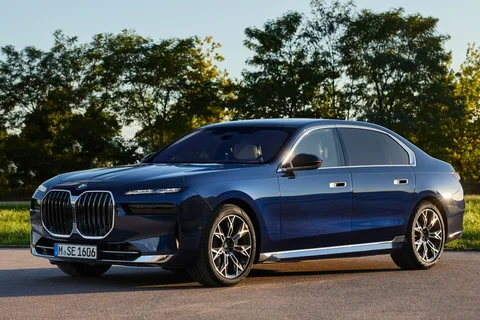 BMW 7er 750e xDrive 2022 view 5