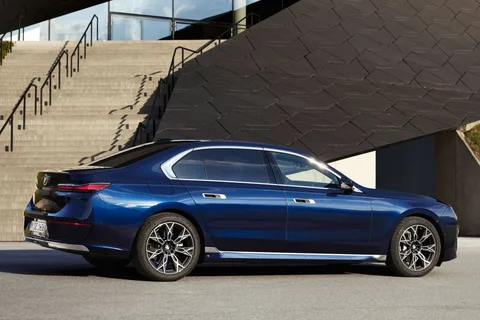 BMW 7er 750e xDrive 2022 view 8